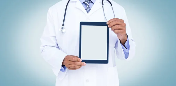 Um médico mostrando tablet digital — Fotografia de Stock