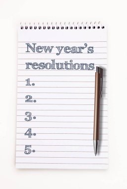 Yeni yıl kararları liste beyaz arka plan üzerinde izole masada 
