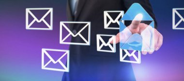 İşadamı görünmez arabirimini kullanarak takım elbiseli 