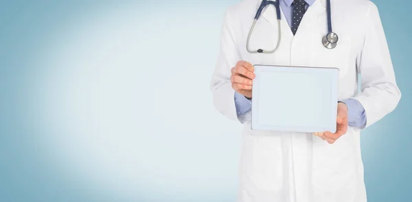 Férfi orvos mutatja a digitális tabletta — Stock Fotó