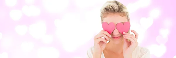 Digital Komposit Valentines Kvinna Hålla Hjärtan Över Ögonen Med Kärlek — Stockfoto