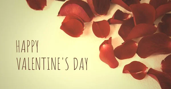 幸せなバレンタインの日のテキストとバラの花びらのデジタル合成 — ストック写真