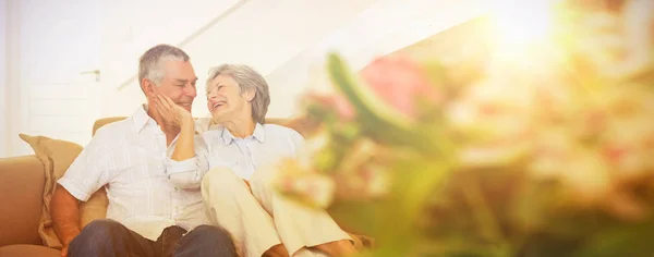 Liefdevolle Senior Paar Ontspannen Sofa Thuis — Stockfoto