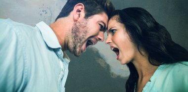 Duran yüz yüze paslı yıpranmış duvara bağırarak Çift