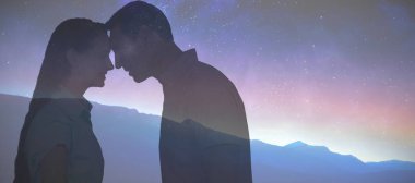 Gülümseyen çift alınlarına karşı çadır ayakta Gölü yanında dokunaklı