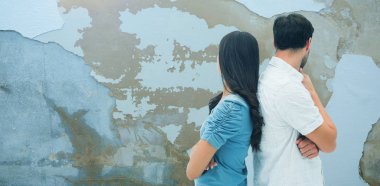 Üzgün çift paslı yıpranmış duvara karşı mücadele sonra Birbirinizle konuşmak değil