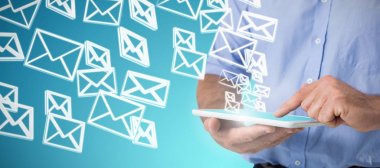 Mavi arka plan karşı dijital tablet kullanan adam orta bölümünde