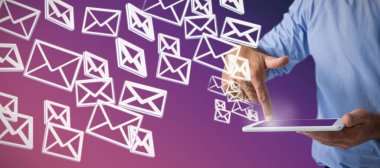 Pembe ve mor renkler arka plan dijital tablet kullanan adam