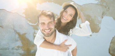 Kadın paslı yıpranmış duvara taşıyan adam