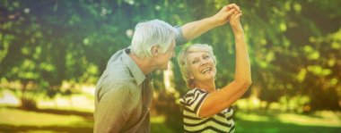 Park 'ta dans eden yaşlı çift.