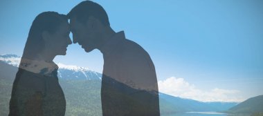 Gülümseyen iki göl ve dağların pastoral görünümünü karşı alınlarına dokunmadan