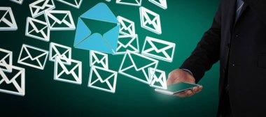 Smartphone skeç ile yeşil arka plan üzerinde el hareketi işadamı orta bölümünde