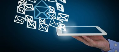 Skeç ile mavi arka plan dijital tablet ile işadamı yandan kırpılmış