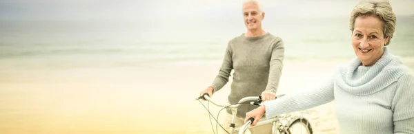 Retrato Feliz Casal Sênior Com Sua Bicicleta Praia — Fotografia de Stock