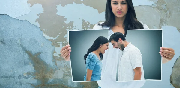 Mujeres Sosteniendo Foto Una Pareja Disputando Contra Oxidada Pared Erosionada — Foto de Stock