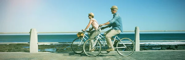 Paar Fährt Mit Fahrrad Gegen See — Stockfoto