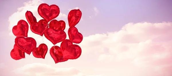 Ballons Coeur Contre Ciel Coloré Avec Des Nuages — Photo