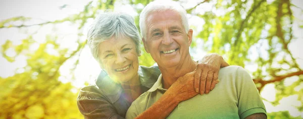 Gelukkige Oude Paar Glimlachend Een Park Een Zonnige Dag — Stockfoto