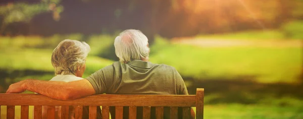 Couple Assis Sur Banc Avec Dos Caméra — Photo