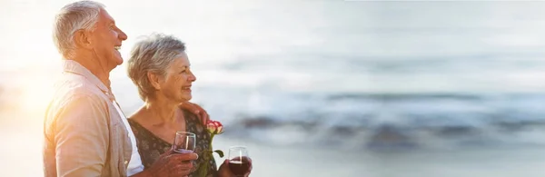 Casal Sénior Segurando Rosa Taças Vinho Tinto Praia — Fotografia de Stock