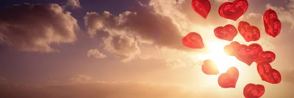 Bulutlu Gökyüzü Manzara Karşı Kalp Balonlar — Stok fotoğraf