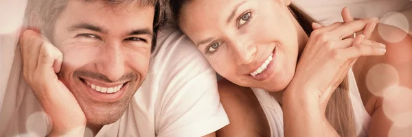 Casal Apaixonado Divertindo Deitado Cama Casa — Fotografia de Stock