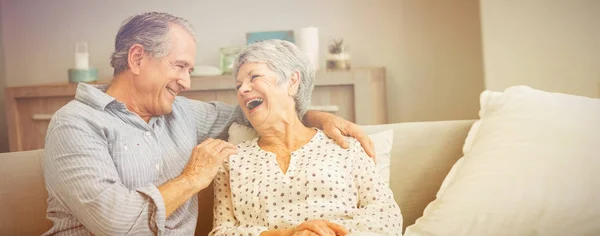 Romantische Senior Paar Lachen Zittend Bank Thuis — Stockfoto