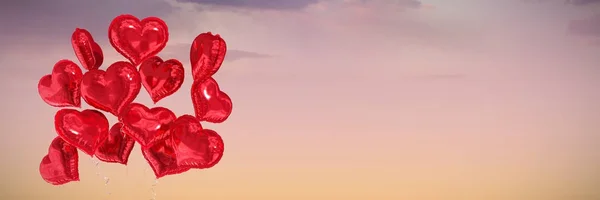 Balões Cardíacos Contra Visão Baixo Ângulo Paisagem Nublada Céu — Fotografia de Stock