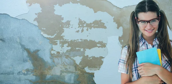 Нахабний Хіпстер Посміхається Камеру Проти Іржавої Обмороженої Стіни — стокове фото