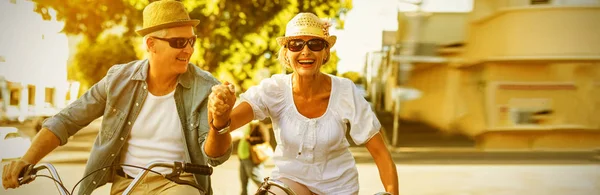 幸福的成熟夫妇打算要一辆自行车在市区骑在一个晴朗的日子 — 图库照片