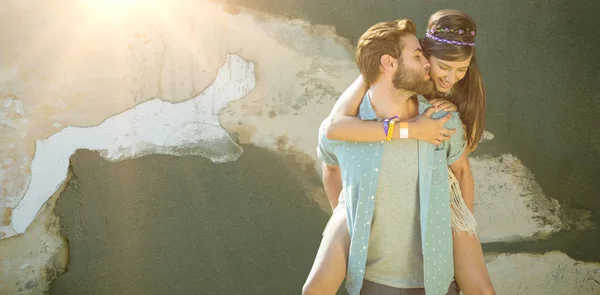 Mann Küsst Frau Huckepack Gegen Rostige Verwitterte Wand — Stockfoto