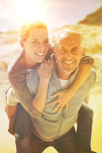 Riendo Pareja Sonriendo Cámara Playa Día Brillante Pero Fresco — Foto de Stock