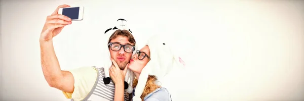 Geeky Hipster Couple Taking Selfie Smartphone White Background — Stock Photo, Image
