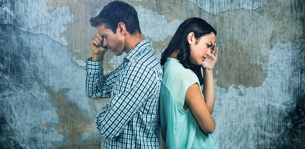 Casal Deprimido Volta Para Trás Contra Parede Resistente Enferrujado — Fotografia de Stock