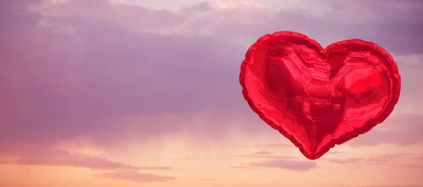 Rood Hart Ballon Tegen Schilderachtig Uitzicht Bewolkte Hemel — Stockfoto