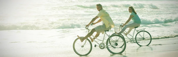 Coppia Felice Bicicletta Spiaggia — Foto Stock