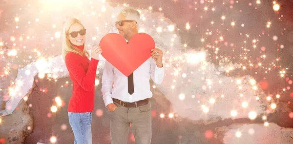 Casal Fresco Segurando Coração Vermelho Contra Luz Turva — Fotografia de Stock