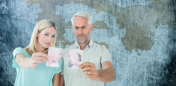 Pareja Infeliz Sosteniendo Dos Mitades Fotografía Rota Contra Oxidada Pared — Foto de Stock