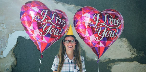 Geeky Hipster Hält Luftballons Gegen Rostige Verwitterte Wand — Stockfoto