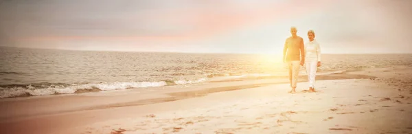 Senior Paar Wandelen Het Strand Een Zonnige Dag — Stockfoto