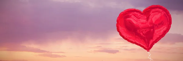 Palloncino Cuore Rosso Contro Vista Panoramica Del Cielo Nuvoloso — Foto Stock