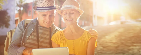 Happy Tourist Couple Using Tablet City Sunny Day — Stock Photo, Image