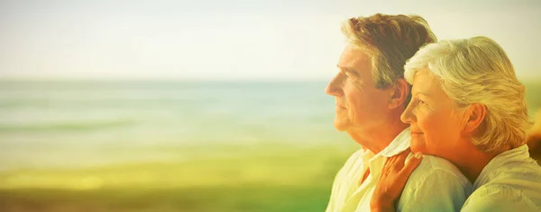 Woman Hugging Her Husband Beach — Stock Photo, Image