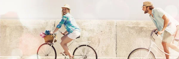 一辆自行车上的可爱夫妇骑在晴朗的一天 — 图库照片