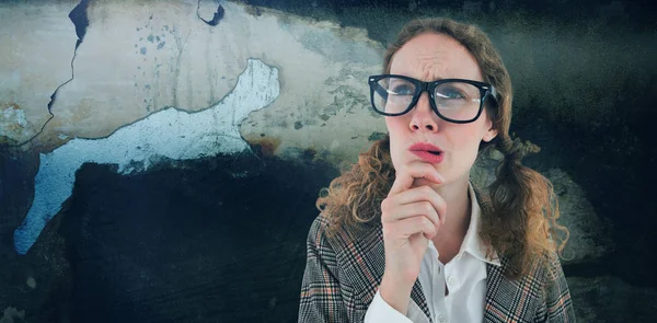 Geeky Hipster Mujer Pensando Con Mano Barbilla Contra Oxidado Resistido — Foto de Stock