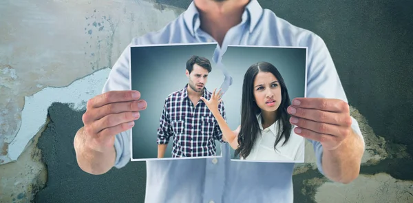 Hombre Sosteniendo Imagen Pareja Disputando Contra Oxidado Pared Erosionada — Foto de Stock