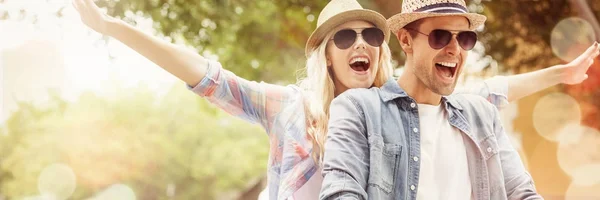 kalça genç bir çift için bir bisiklet mi güneşli bir günde şehirde binmek.