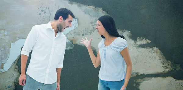 Pareja Enojada Gritándose Unos Otros Contra Oxidada Pared Erosionada — Foto de Stock