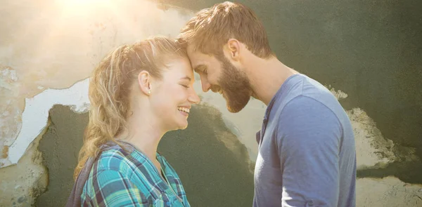 Pareja Sonriendo Con Los Ojos Cerrados Contra Oxidada Pared Erosionada — Foto de Stock