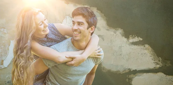 Uomo Che Trasporta Donna Contro Muro Arrugginito Intemperie — Foto Stock